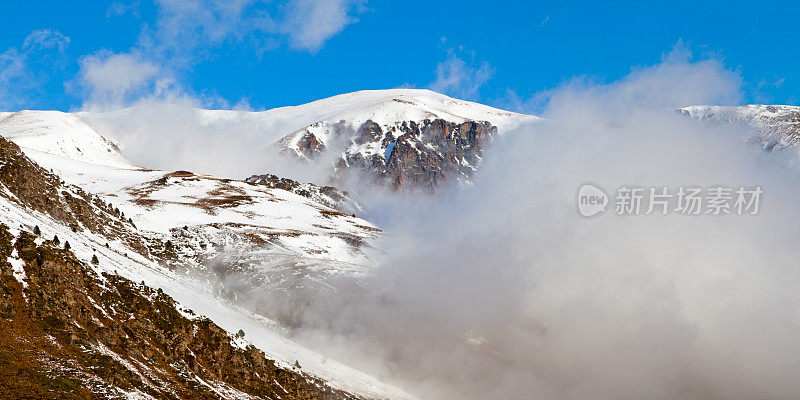 在Pas de la Casa雪山的全景